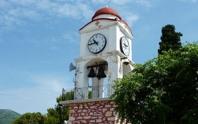 Klokkentoren in Skiathos-stad