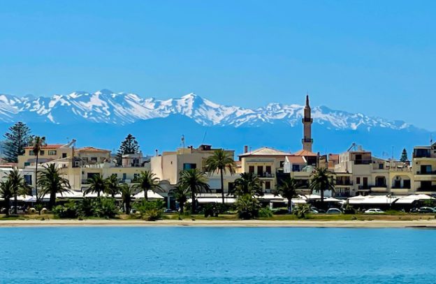 Lente in Kreta sneeuw op de bergtoppen bij Rethymnon