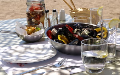 Mosselgerecht op tafel tijdens lunch in Griekenland