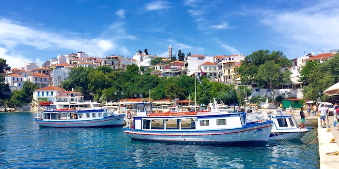 Haven en boulevard in Skiathos-stad