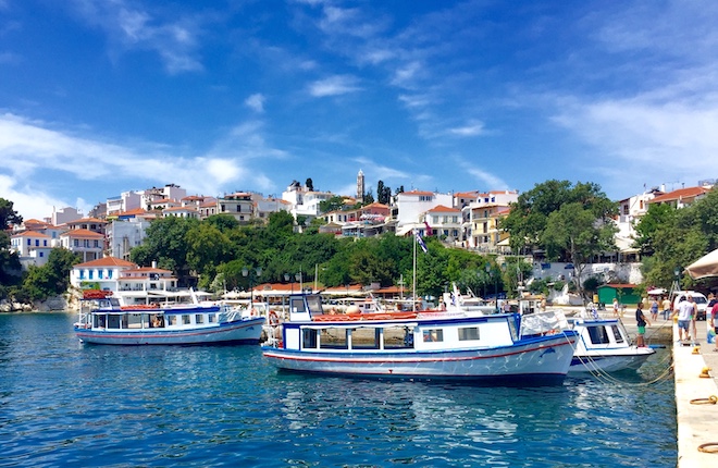 Boulevard en haven van Skiathos-stad