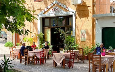 Kafenion op dorpsplein Vatousa