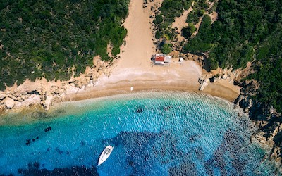 Arkos beach van bovenaf op Skiathos