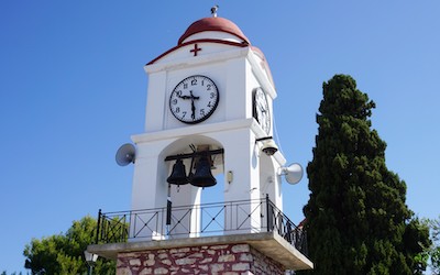 Klokkentoren van de Agios Nikolaos kerk in Skiathos-stad