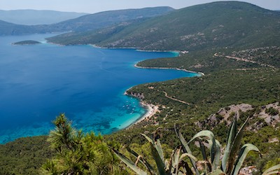 Uitzicht op Mourtia en Mikri Lakka beach