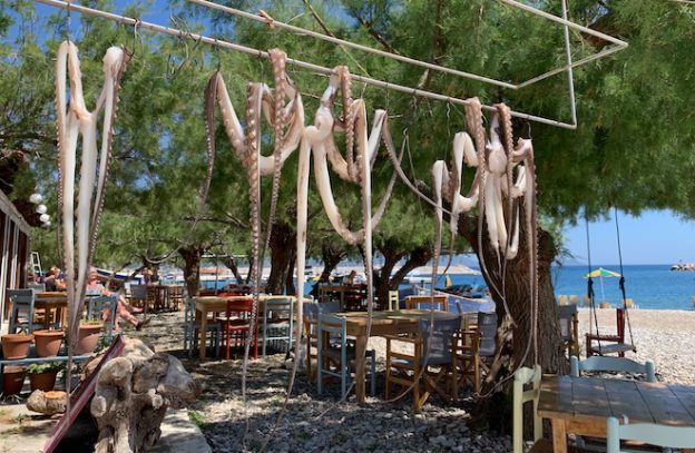 Ormos op Samos terras aan zee