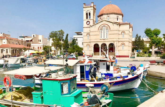 Vissersbootjes in de haven van Aegina bij Athene