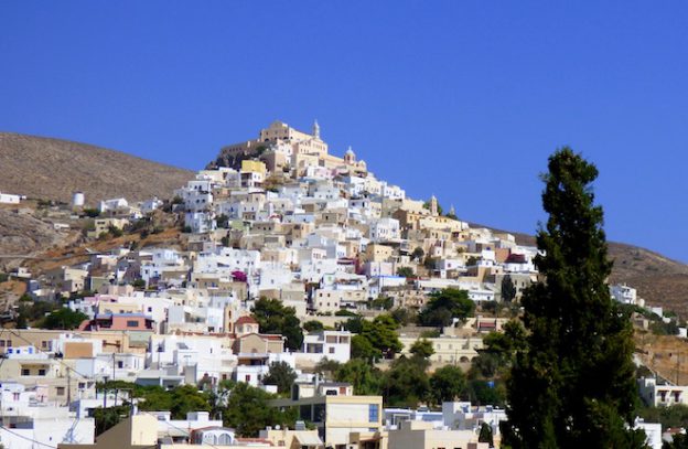 Uitzicht op Ermoupoli de hoofdstad van Syros