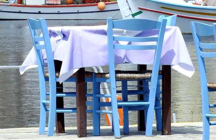 Traditioneel terras aan de haven van Myrina op Limnos