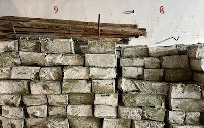 Blokken olijfzeep van Kentouris opgestapeld