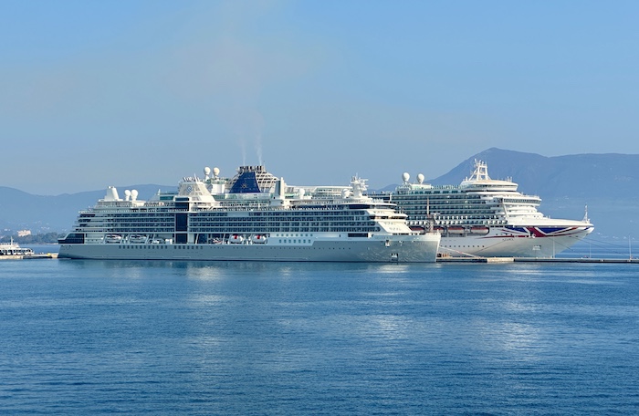 Twee cruiseschepen in de haven van Kerkyra op Corfu