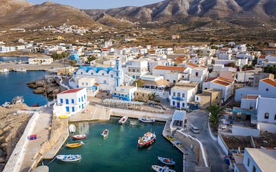 Dronefoto van havenplaatsje Fry op Kasos eiland