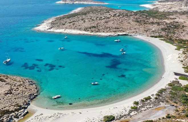 Baai van Mersini uit de lucht op Kimolos