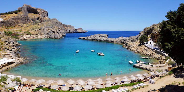 St Paul's Bay op Rhodos met uitzicht op Lindos