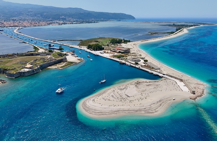 Ammoglosa beach, de drijvende brug en het Mavra fort op Lefkas