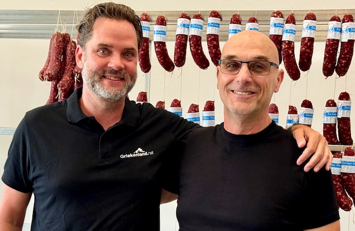 Thomas Malakasis van Lefkas Saalmi met bas van Griekenland.net in zijn winkel