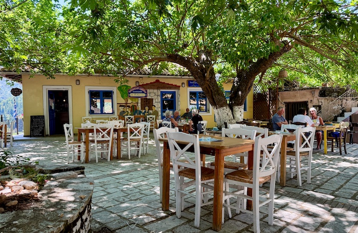 Knusse platia van het plaatsje Englouvi op Lefkas