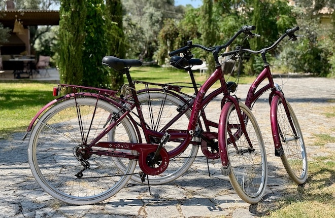 Fietsen bij villa bij Lefkas-stad