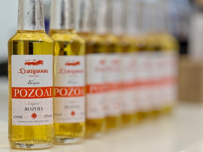 Flesjes Rozoli likeur in flesjes in Lefkas stad winkel