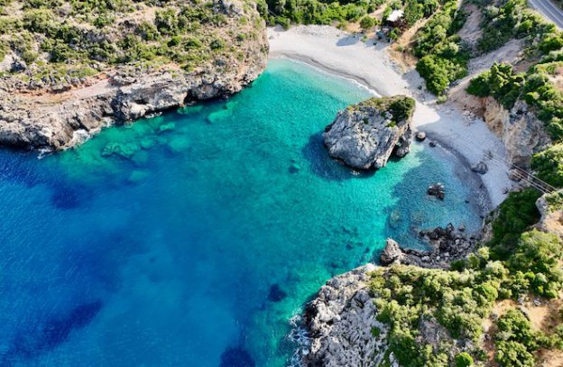 Foneas beach met azuurblauw water bij Stoupa