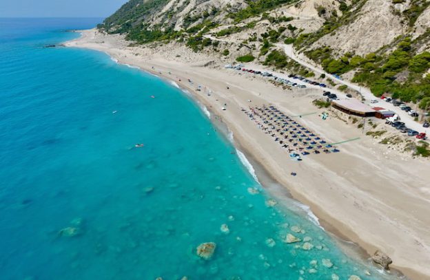 Gialos strand met azuurblauw zeewater op Lefkas
