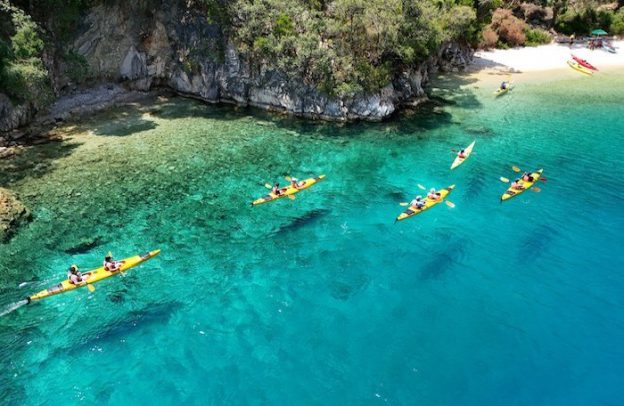Azuurblauw en groen zeewater kajakken Lefkas