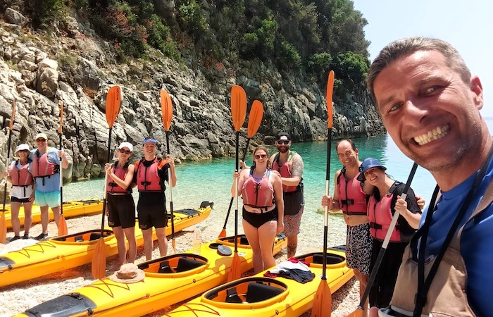 Tijdens kajaktocht op Lefkas op verlaten strand
