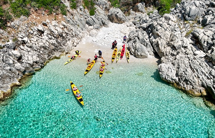 Op verborgen strand zuiden van Lefkas tijdens zeekajaktocht