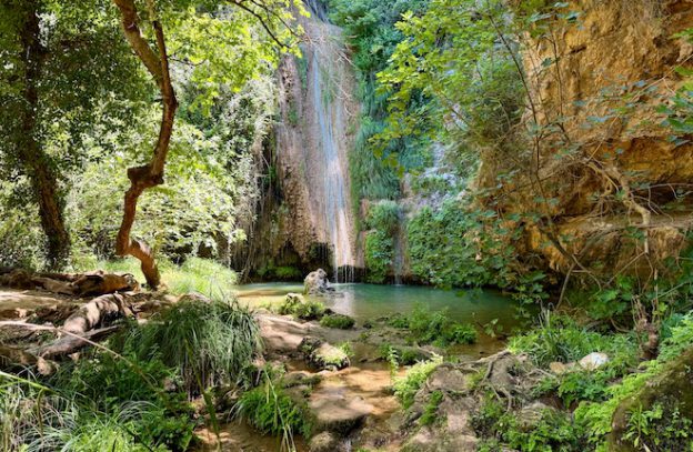 Kalamaris waterval in de bossen bij Gialova