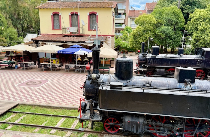 Oude stoomtreinen in het park van Kalamata