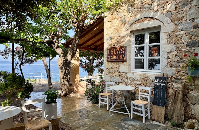 Knusse taverne aan zee in Kardamili
