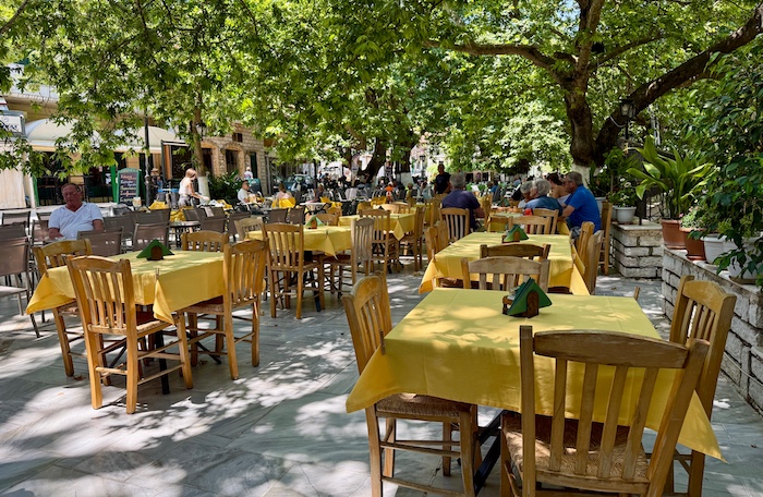 Uitnodigende terrassen in Karya op Lefkas onder de platanen