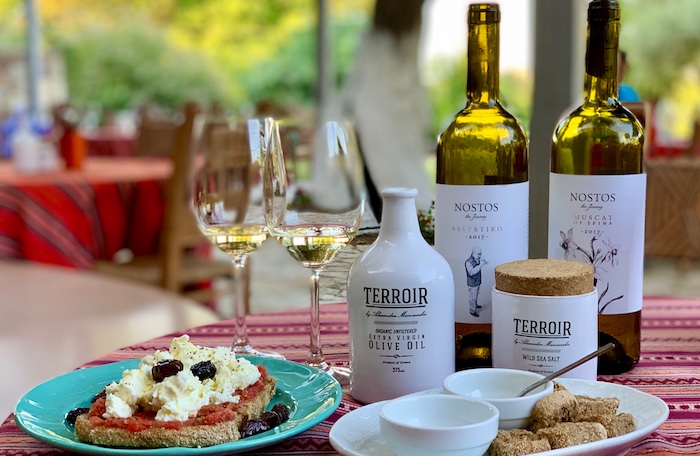 Wijnhuis op Kreta flessen wijn op tafel