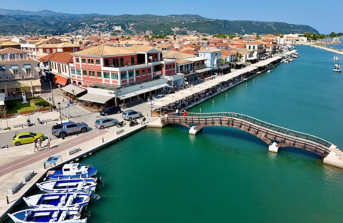 Uitzicht op Lefkas-stad met boulevard en centrum
