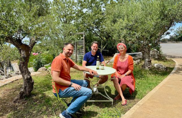 Tussen de olijfbomen bij Mani Blauel bij Stoupa