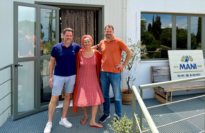 Mani Blauel olijfolie met Burgi, Felix en Bas van Griekenland.net