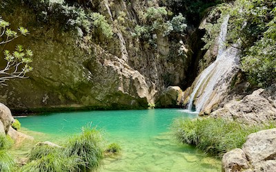 Grote Polilimnio waterval op de Peloponnesos