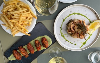 Tafel vol bij restaurant Stoupa