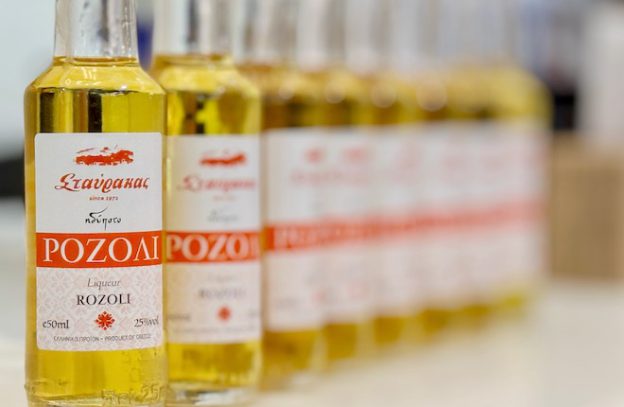 Rozoli likeur uit Lefkas in flesjes