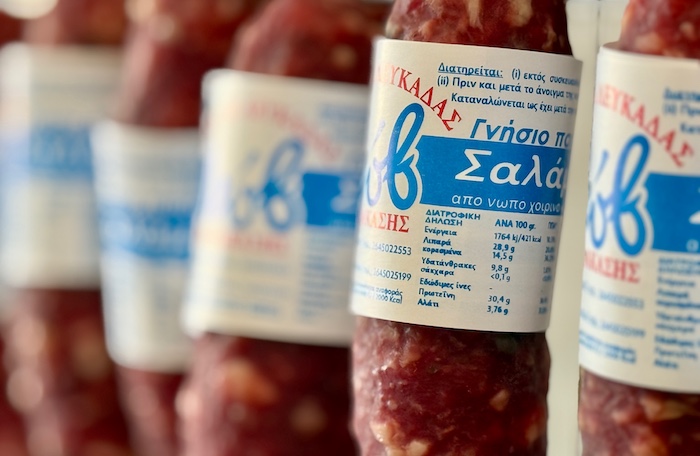 Lefkas salami aan het rek in de winkel