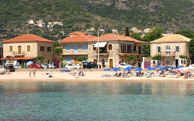 Boulevard en strand van Stoupa