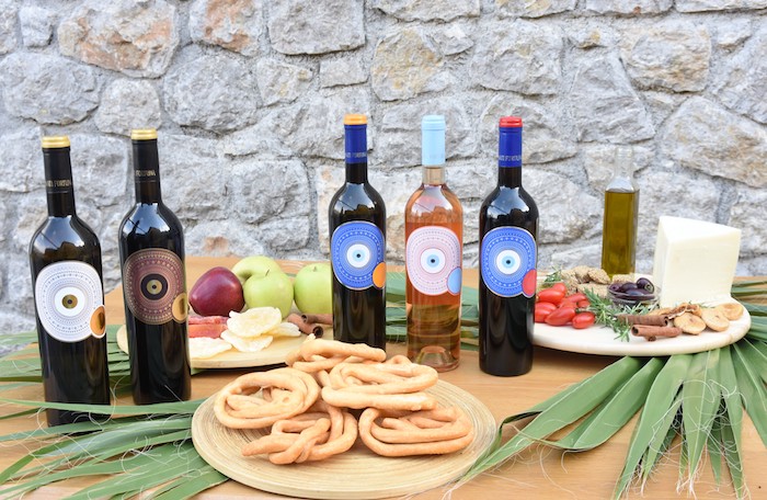 Wijnen Mati Fortuna Messinia op tafel met eten
