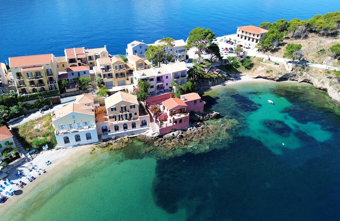 Terrasjes en kleurrijke huizen in Assos Kefalonia