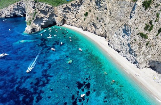 Kraakhelder blauw zeewater langs de kust van Paleokastritsa op Corfu