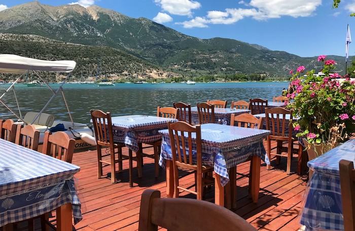 Motorbootje aanmeren in Geni op Lefkas bij terras