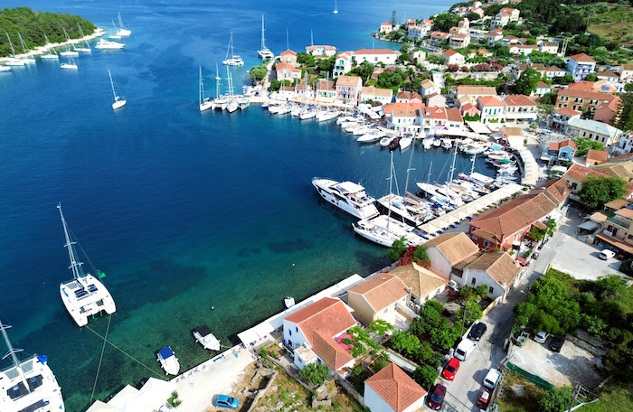 Havenplaatsje Fiskardo op Kefalonia