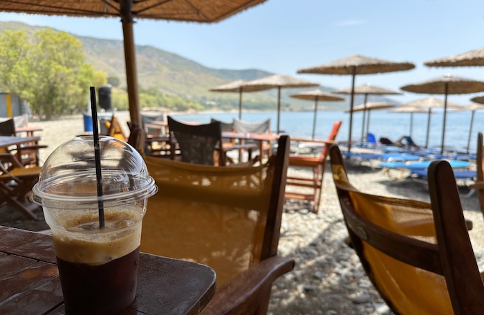 Freddo espresso in een beach bar op Lesbos in Griekenland