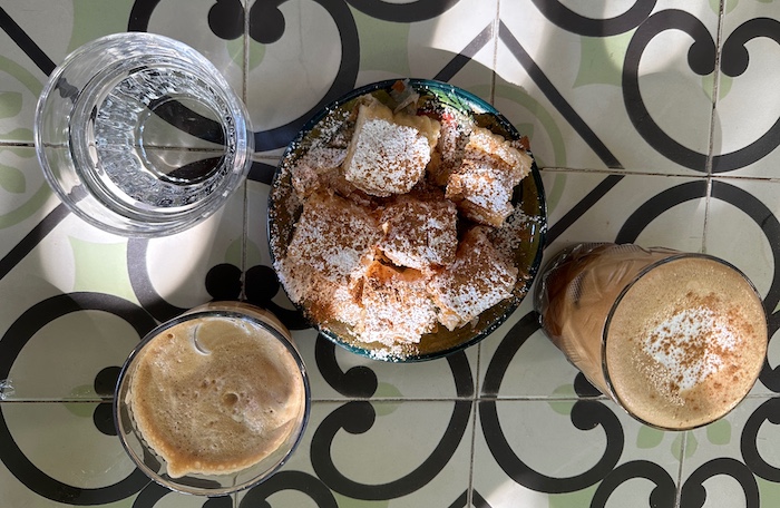 Freddo espresso en Freddo cappuccino op terrasje van Griekse bakker