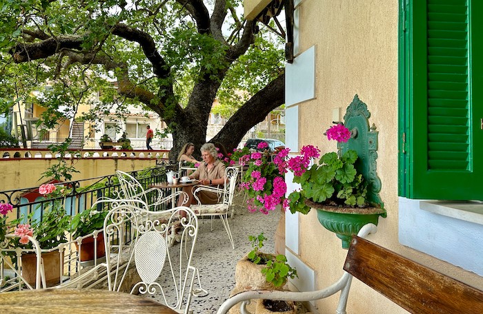 Taverne met terras in Lourdata