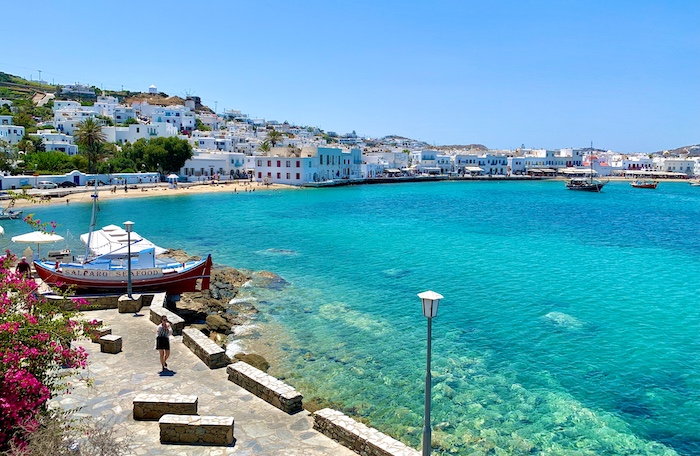 Uitzicht op de baai en strand van Mykonos-stad